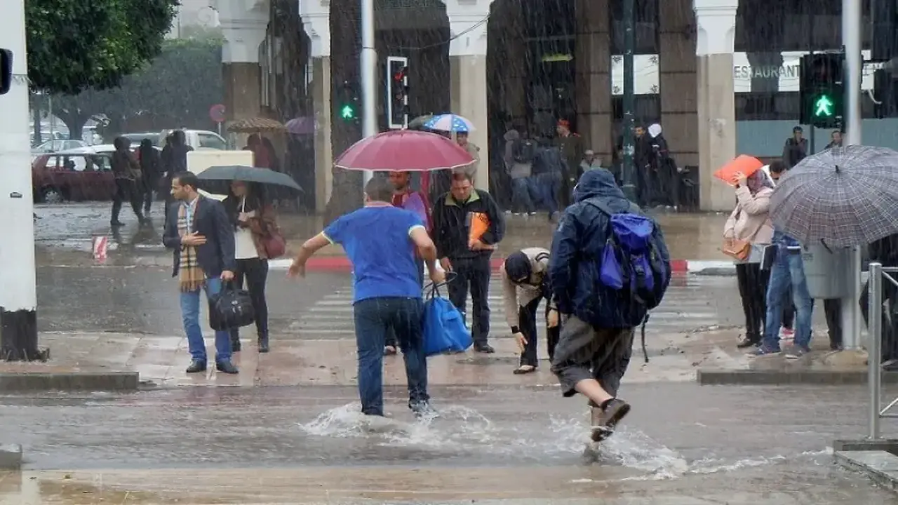 تحذير من الأرصاد الجوية بشأن مخاطر الأمطار القوية وتساقط الثلوج على المواطنين